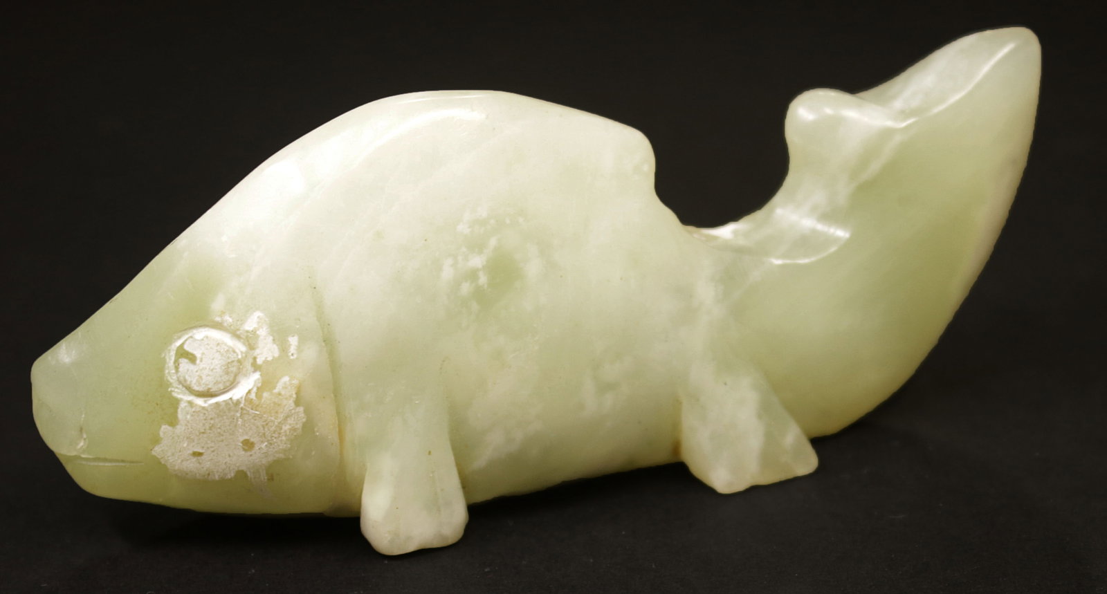 China Handcarved fish Jade Statue BeiJing 101 gr: China. Handcarved fish Jade Statue. BeiJing. Ming Guo period. 101 gr. - 9,5x4x3 cm. Extremely fine