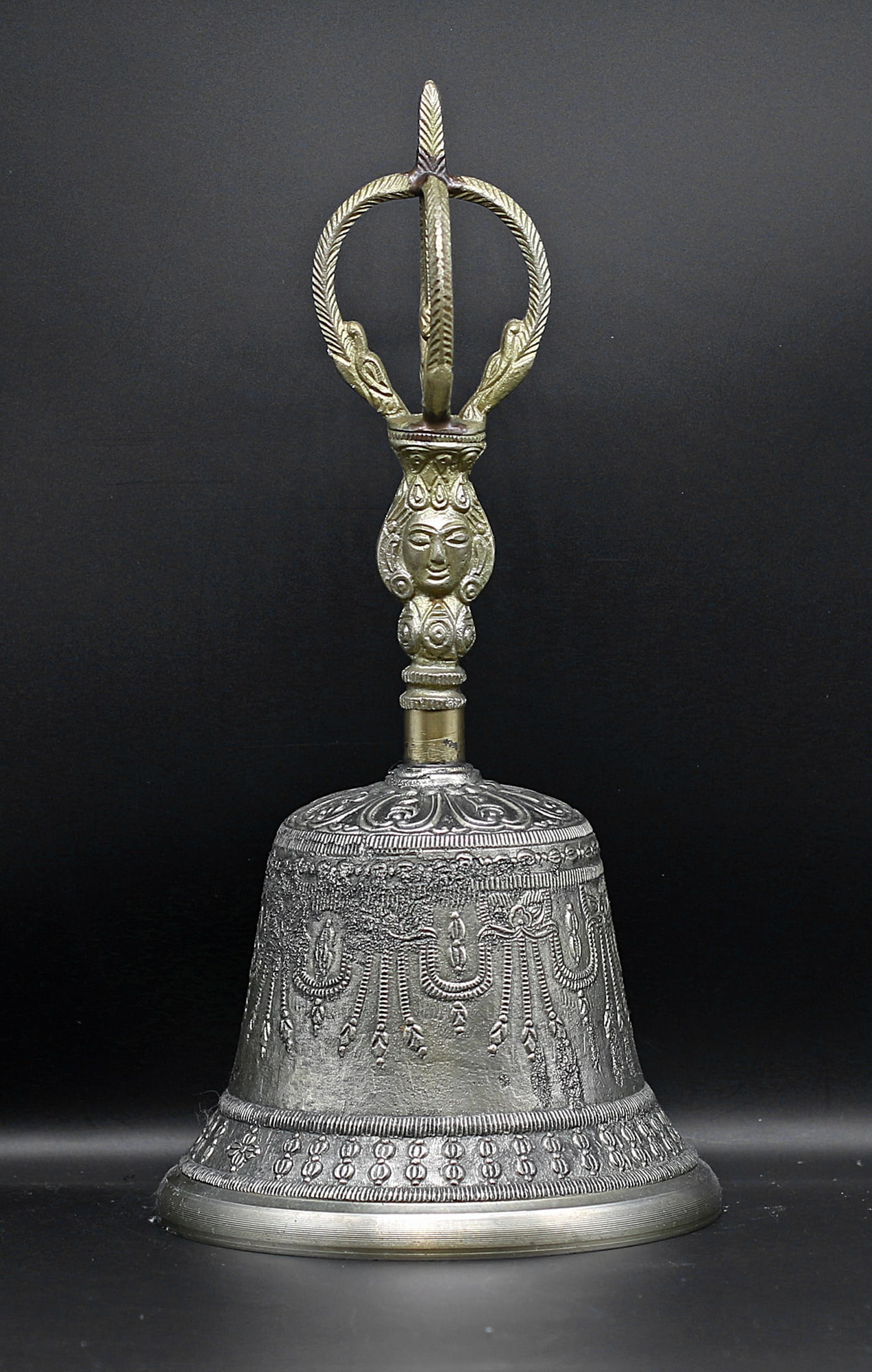 Tibet 1970 Brass Dorje bell 1,3 kg-30cm: Tibet. 1970 circa. Brass Dorje bell finely hadcarved. 1,3 kg. - 30x14,5x14,5 cm. Rare