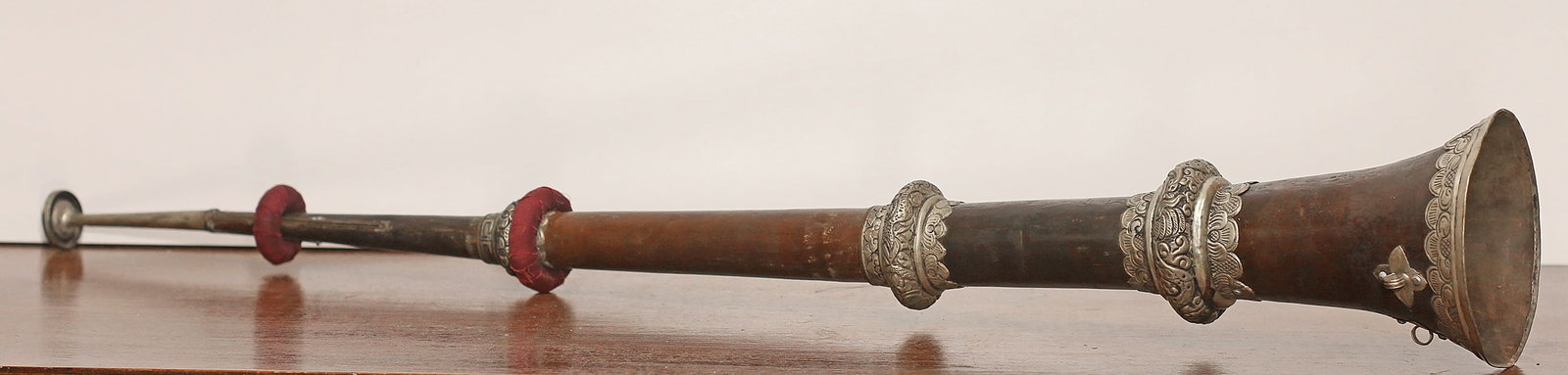 Tibet. 1970/1980 Handcarved metal telescopic horn 92 cm fu: Tibet. 1970/1980 circa. Handcarved metal telescopic horn used for ceremonies; nicely decorated. 728 gr. - 92x13,5 cm fully opened. Minimum size closed 43 cm.