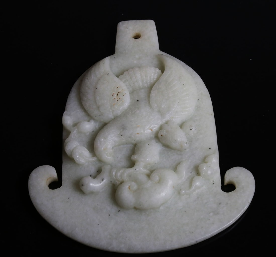Carved white jade amulet with eagle.: Carved white jade amulet with eagle. 52,1 gr - 8,0x6,7x0,9 cm (1,84 oz - 3,12x2,6x0,35 inch)