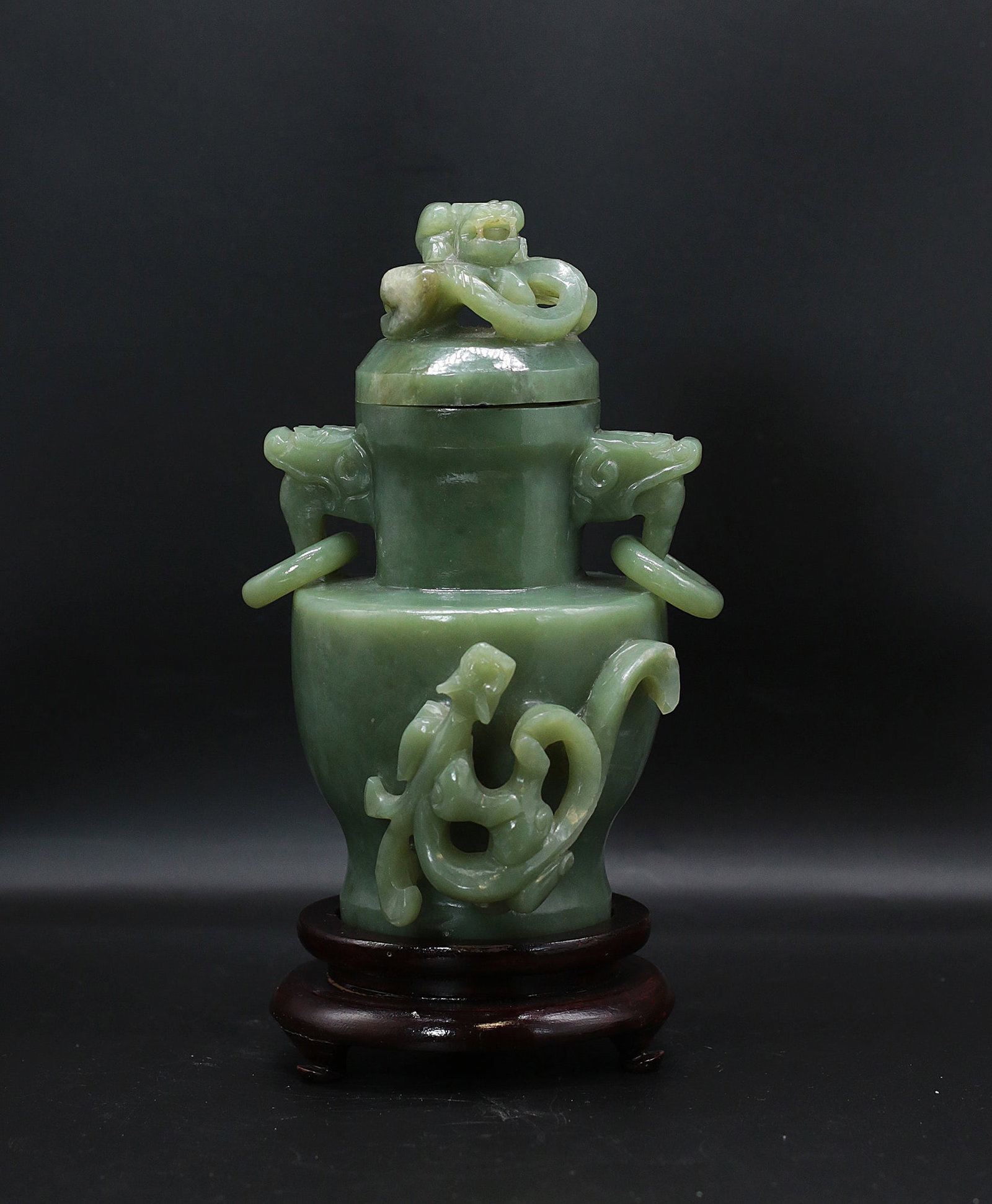 China 1950 Serpentine Vase 1,4 kg.: China. 1950 circa. Serpentine Vase with dragons, sculpted and perforated, with a circular base, with a wooden base. 1,4 kg. -D: 10 cm - Height: 20 cm