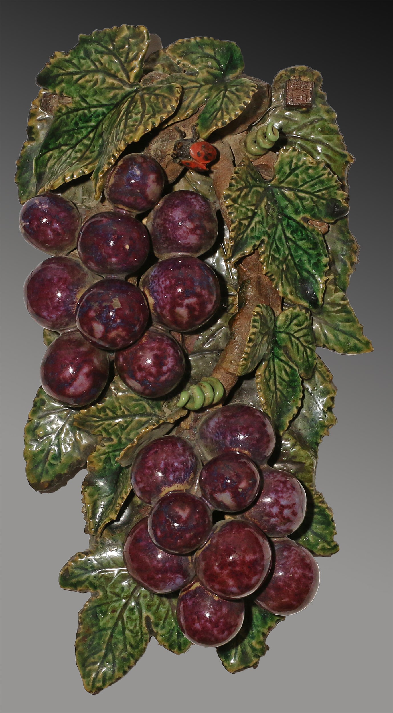 China 1850/1900 Porcelain applique grapes and leaves 2,37 kg. - 36x18x10: China. Late Qing dynasty. 1850/1900. Porcelain applique depicted grapes and leaves. Marked on back side. Excellent example of Chinese fine art. 2,37 kg. - 36x18x10