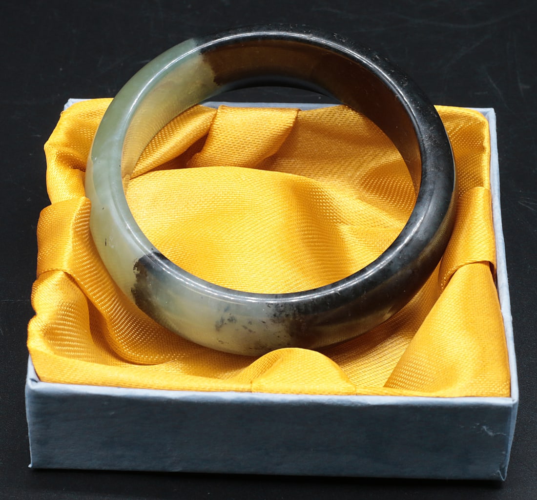 China Green Jade bracelet, 58 gr: China. Green Jade bangle / bracelet, 58 gr. - Diameter: 7,2 cm x1,8 cm - Inner Diameter: 5,6 cm