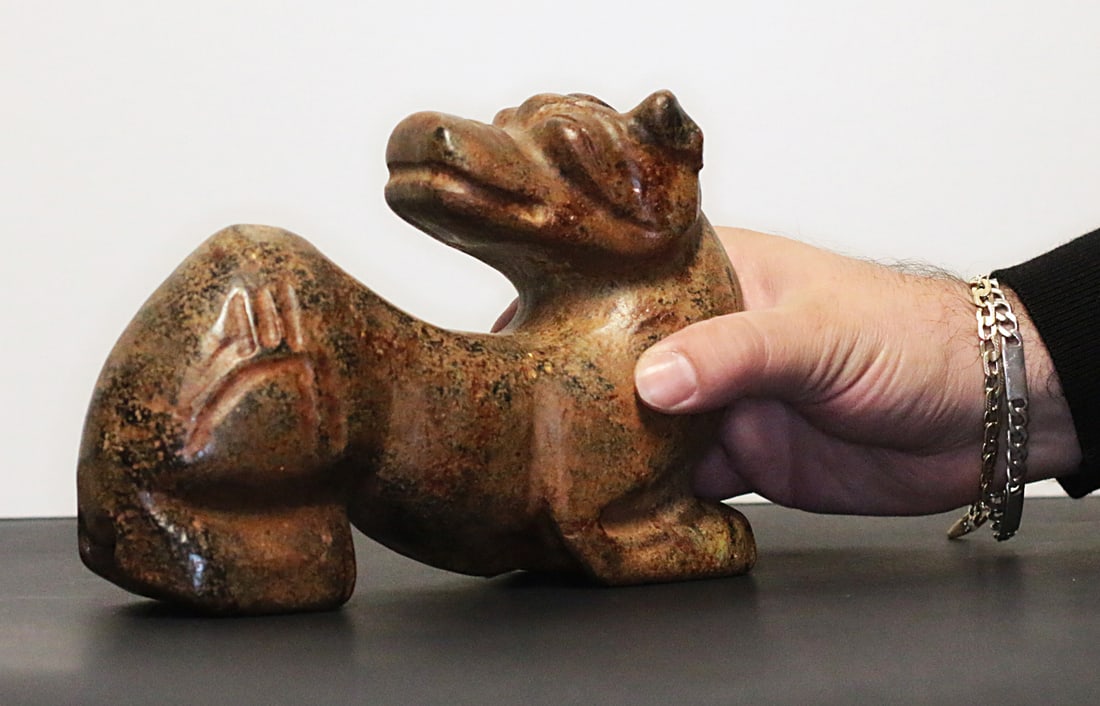 Tibet 1700/1800 Heavy Fu dog hardstone statue 2,6 kg: Tibet. 1700/1800 circa. Heavy Fu dog hardstone statue. 20 x 14 x 6 cm - 2,6 kg.