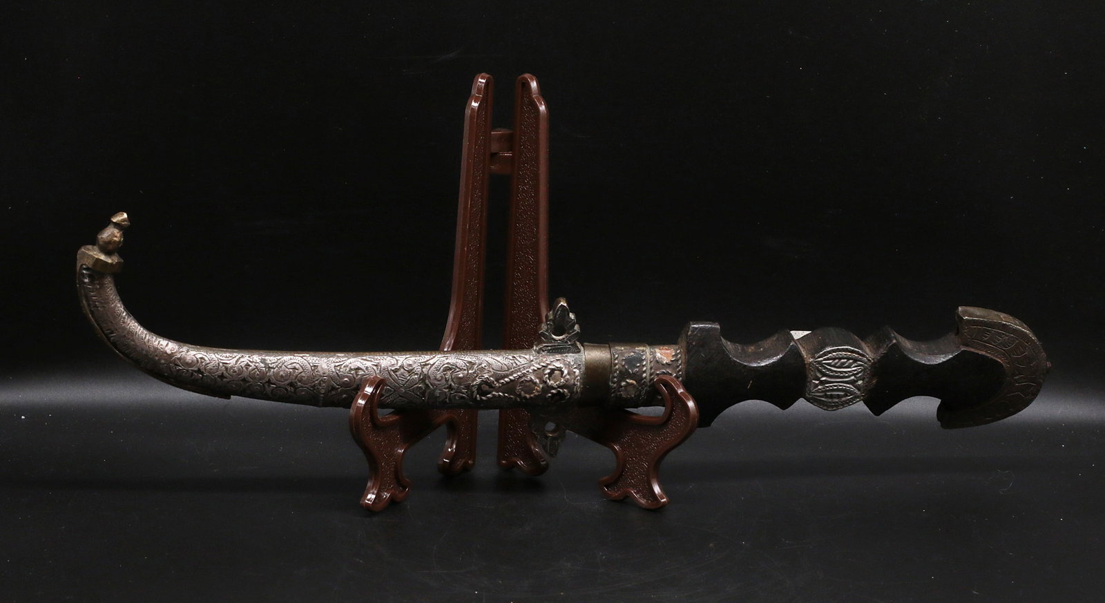 Nomads Berber artisan knife in brass and silver 30 cm: Morocco. Nomads Berber artisan. Old knife\dagger; brass case with a finely chiseled silver foil; wooden palm hilt inlaid with a chiseled silver plaque. Iron blade. Extremely fine handwork. 118 gr. - 3