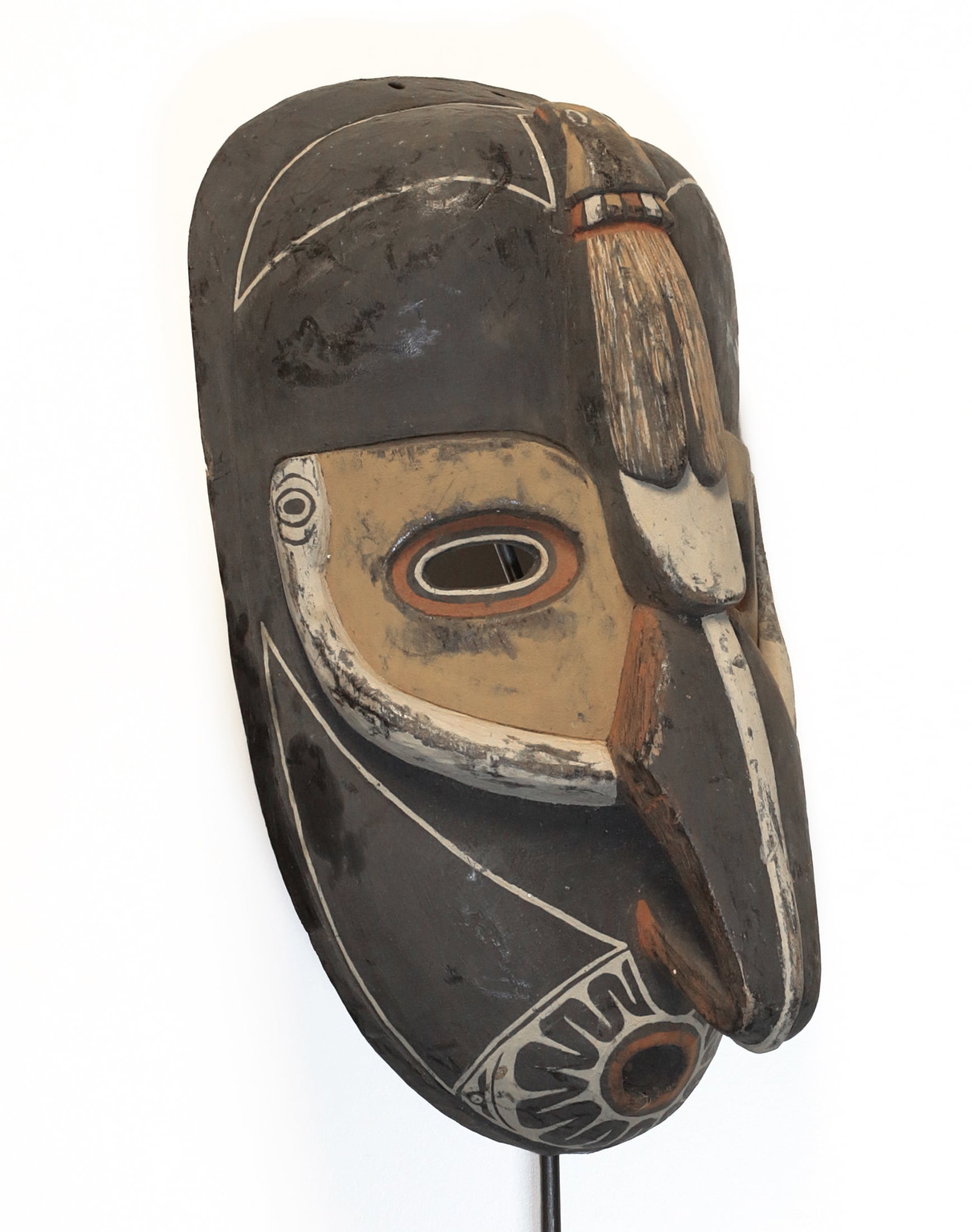 Papua New Guinea wooden mask oceanic art 33cm: Papua New Guinea. 1960/1970 circa. Exceptional wooden mask from the Sepik River area. Impressive example of oceanic art. 625 gr. - 33x20x10 cm