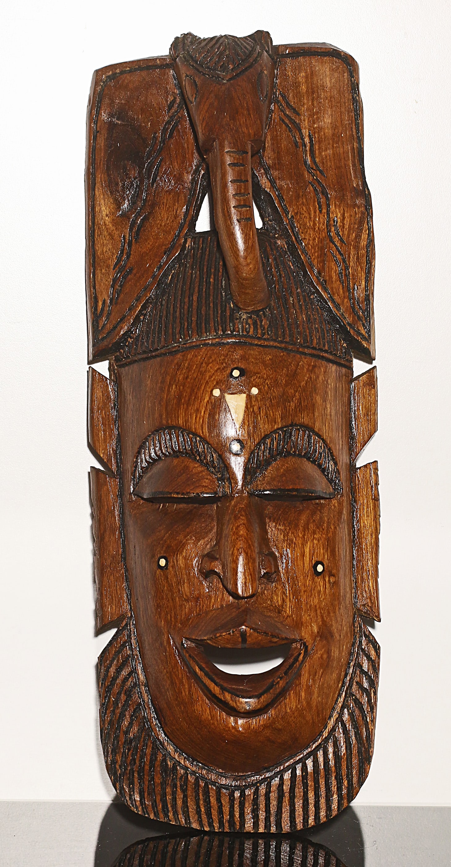 Ghana Ashanti people 1980 wooden mask 50 cm: Ghana. Ashanti people. 1980 circa. Rare wooden mask with elehpant carved on the top. Finely decorated with pigmentation and carving bone on the forehead. 50x20x8 cm. - 1,2 kg.