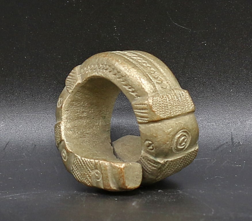 Mali Tuareg brass ring. 1950 circa. 67 gr: Mali. Tuareg. Decorated brass ring. 1950 circa. 67 gr. - 3x2,5 cm.