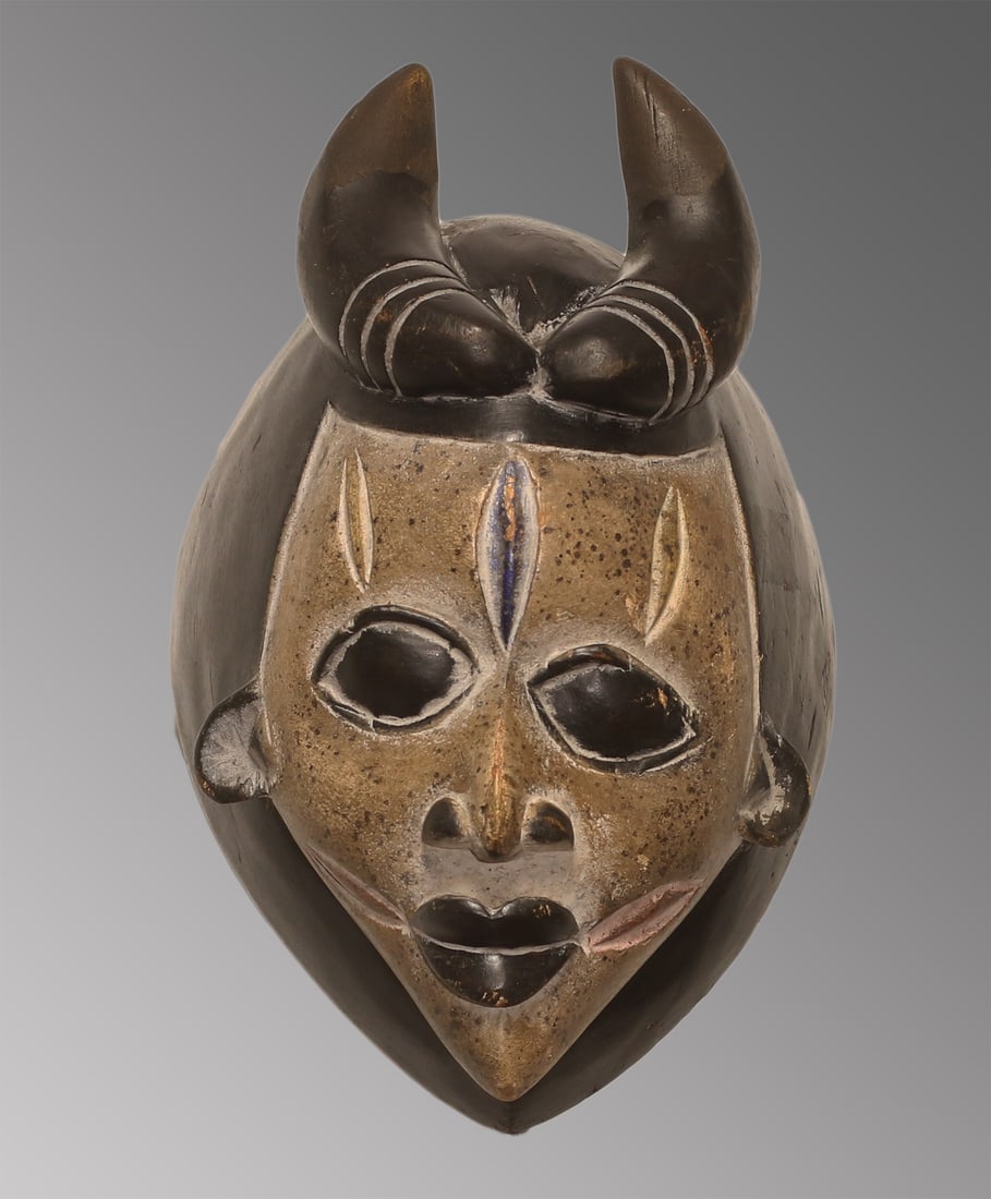 Nigeria 1980 Igbo Wooden mask 30cm: Nigeria. 1980 circa. Igbo People. Wooden mask with wooden horns on the top. White, and gray pigmentation. 800 gr. - 30x20x17 cm