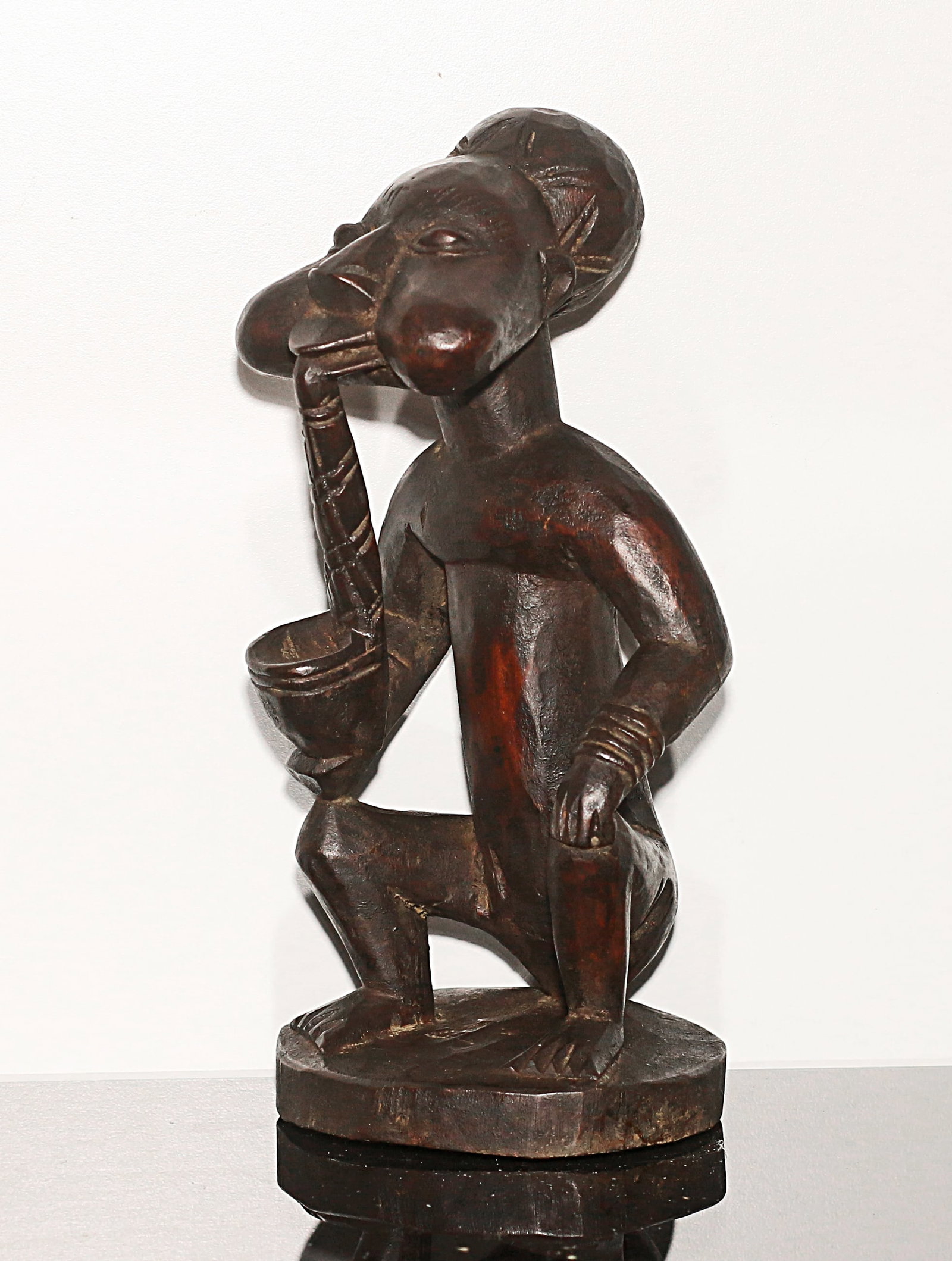 Cameroon Bamun people 1970 Wooden Statue 26 cm.: Cameroon. Bamun people. 1970 circa. Wooden Statue of smooking man. 26x15x12 cm. - 480 gr.