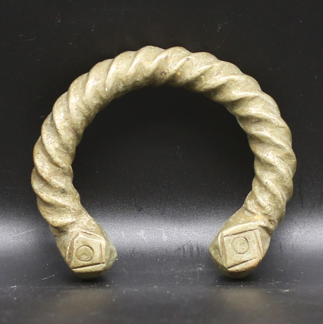 Mal Tuareg Manilla bracelet 1950: Mali. Tuareg. AE Manilla bracelet. Used as currency and ornament. 1950 circa. 125 gr. - 7x6,5 cm