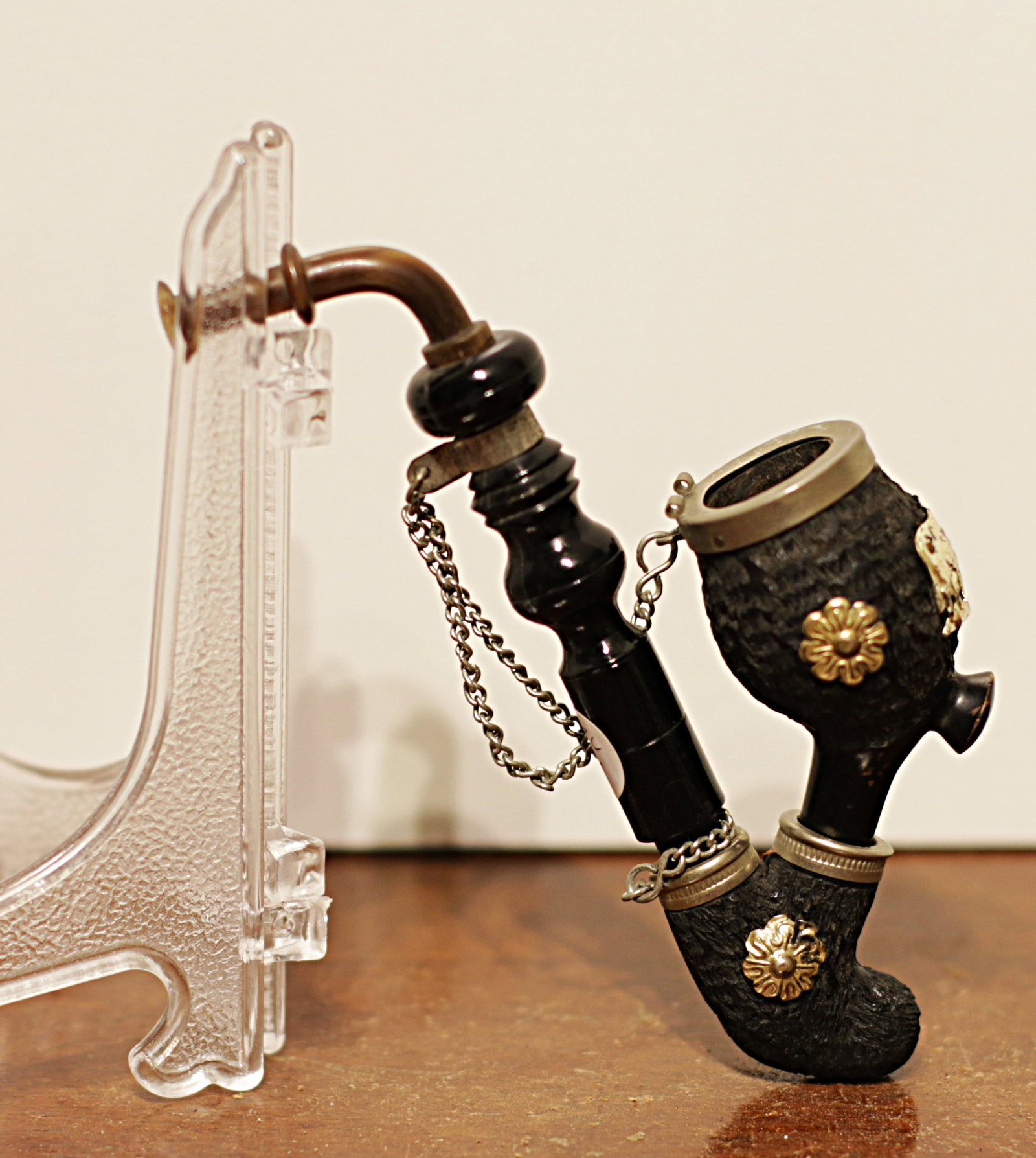 Uganda 1970 Wooden african Pipe: Uganda 1970 circa. Wooden african Pipe with handmande decoration. 14x6 cm