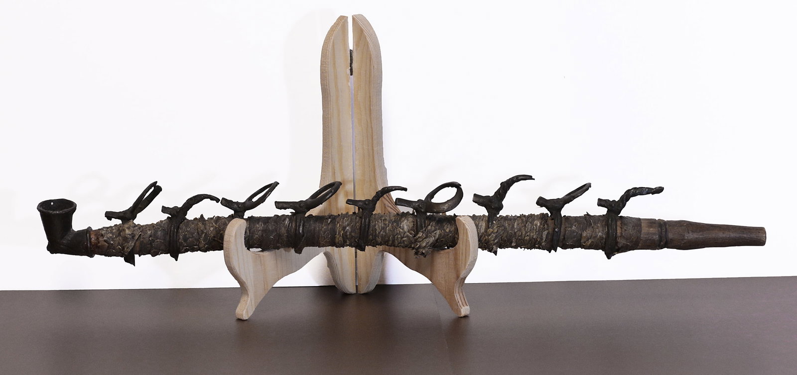 Ivory Coast Senufo Brass pipe with snake skin 50 cm: Ivory Coast. Senufo people. 1930/1950 AD. Brass or bronze pipe with depictions of African animals. The animals are cast like rings and spaced evenly along a wodden shaft. The pipe is covered with an o