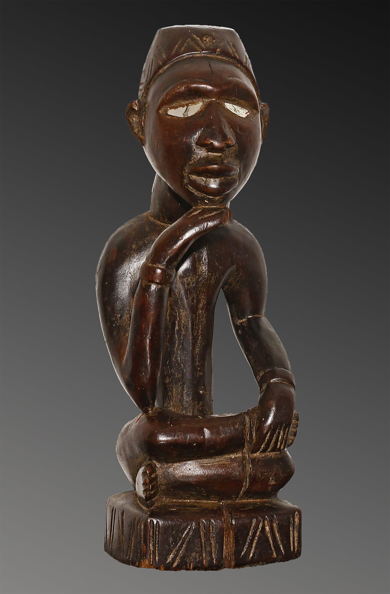 Congo Bakongo Ceremonial wooden statue 30cm: Congo. 1960 circa. Bakongo people. Ceremonial wooden seated Male statue decorated with glass eyes. 0,5 Kg. – 30x11x11 cm.