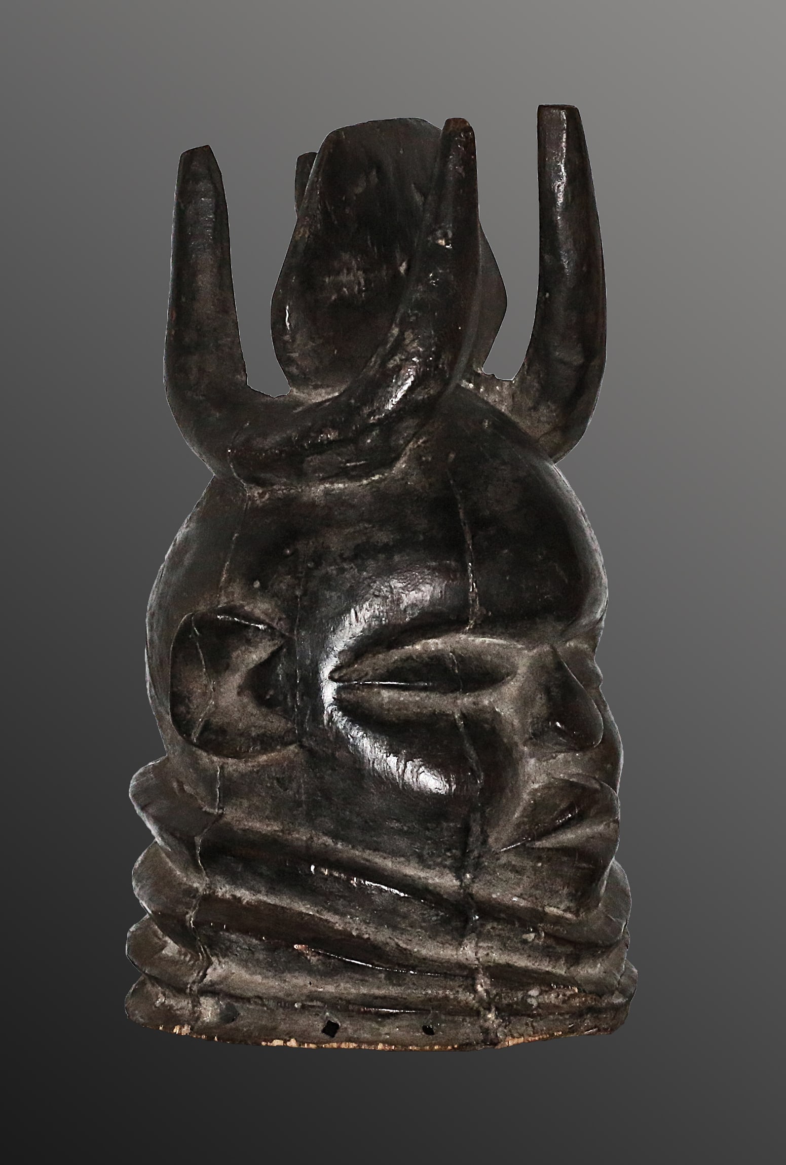 Sierra Leone. 1940 circa. Mende People ceremonial helm mask. 1,2 kg. - 32x18x18 cm.: Sierra Leone. 1940 circa. Mende or Sherbro people ceremonial helmet mask. 1,2 kg. - 32x18x18 cm. From UK collector. Most Mende art is associated with initiation and healing and includes wooden masks,