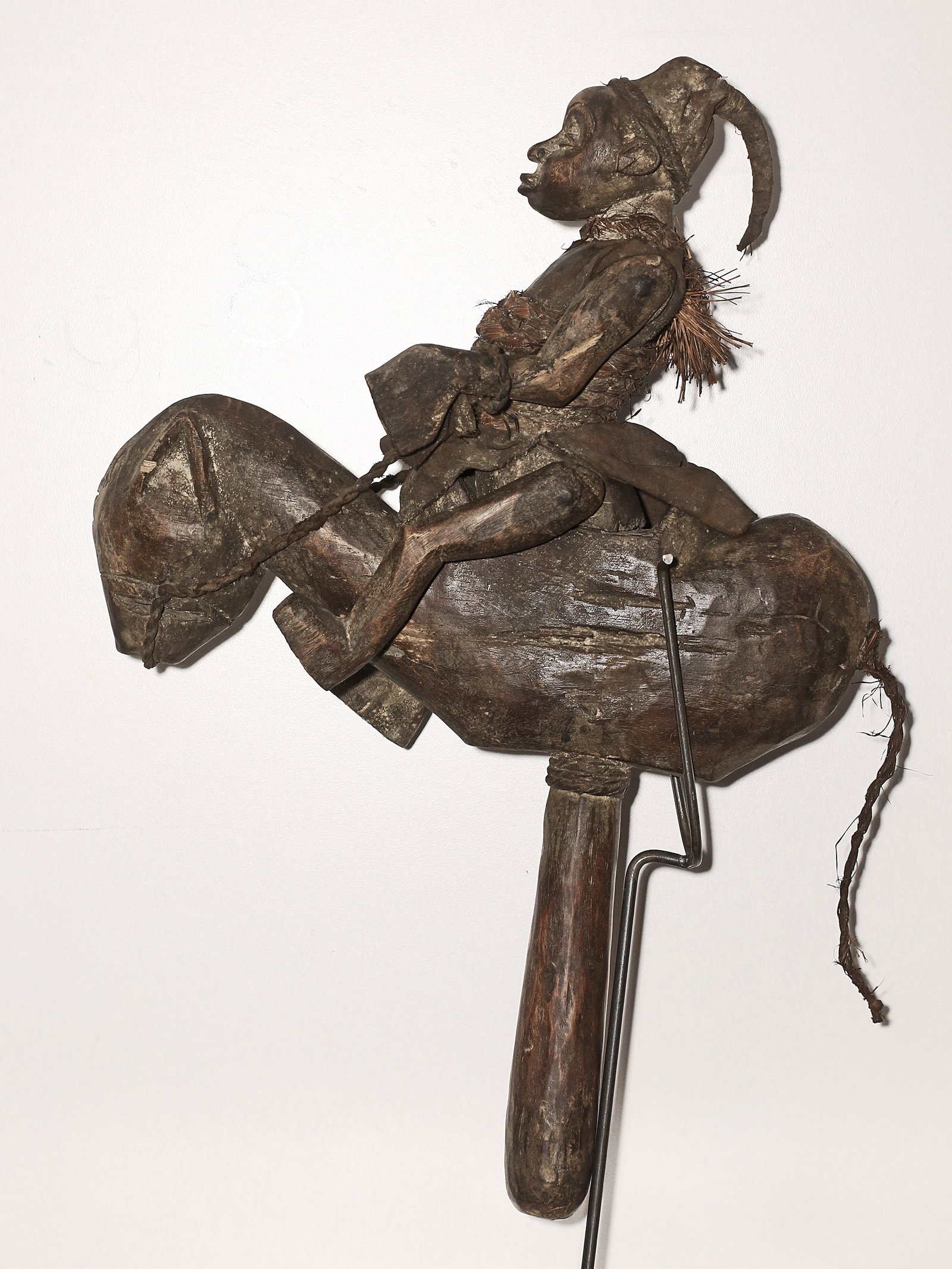 Mali Dogon 1950 Rare Fetish horseman figure 1,3 kg. - 55x37x14 cm: Mali. Dogon people. 1950 circa. Fetish horseman figure. Decorated with cords, fabric and animal fur. Very rare. 1,3 kg. - 55x37x14 cm. It depicts a hogon, the supreme officeholder, a semi-divine leade