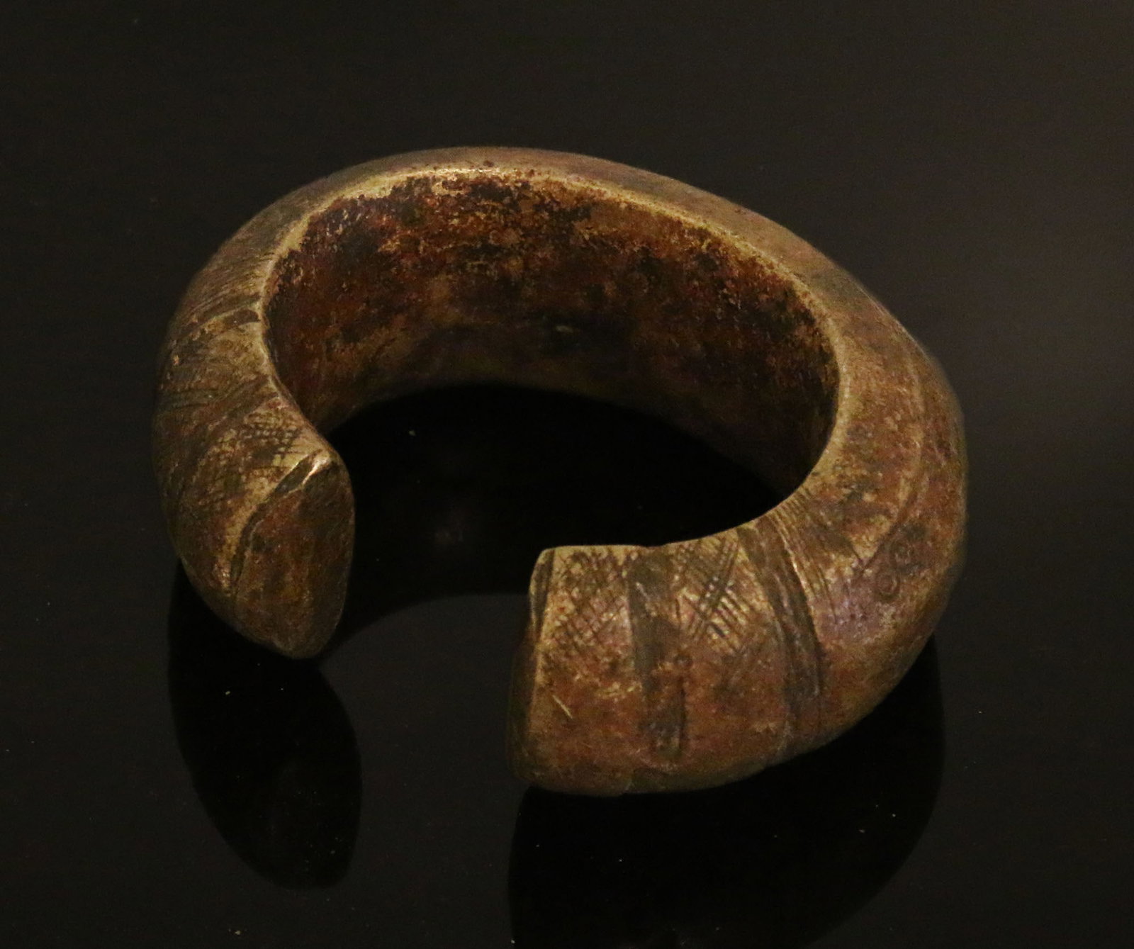 CONGO Momi people Bronze manilla bracelet 1800/1900AD: CONGO. Momi people. Bronze manilla bracelet. Used for ceremony and as currency. 1800/1900AD. 636 gr. - 9x 7x3,5 cm