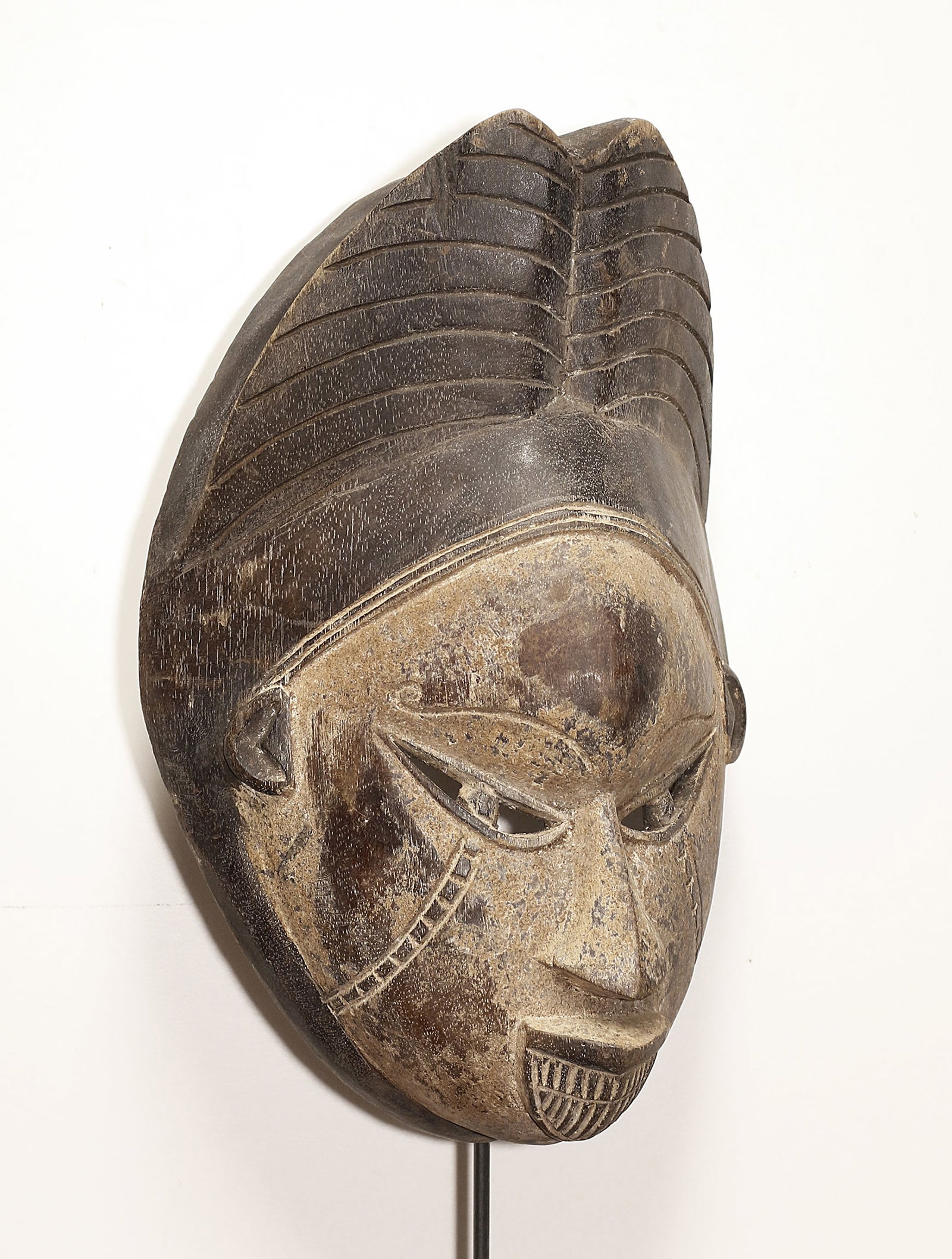 Nigeria 1960 Ogoni tribal mask 36cm with pedestal.: Nigeria, 1960 circa. Ogoni tribal mask. White pigmentation. 812 gr. - 36x24x12 cm. Sold with pedestal. The Ogoni live to the east of the Niger delta, in a fertile area rich in petroleum resources. Des