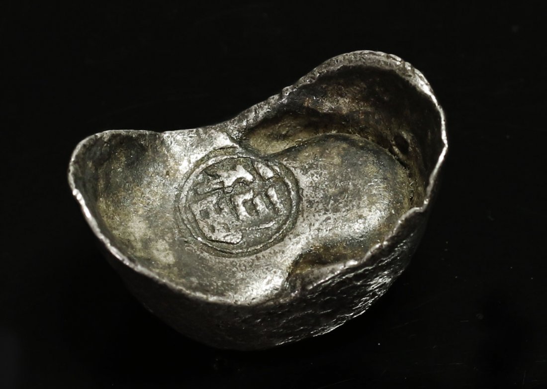 Qing dynasty 1644-1912 Sycee 1 tael Martk "Fu": Qing dynasty. 1644-1912, Sycee. 1 tael. Martk "Fu" (Happiness). 33,18 gr. 29,00 mm