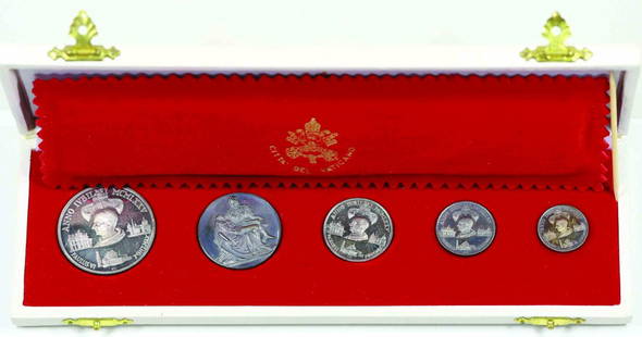 1975 Vatican: Pope Paul VI - Silver Jubilee Set: 1975 Vatican: Pope Paul VI - Silver Jubilee Set(5pcs Silver, medal set 35 mm,30 mm, 25 mm, 21 mm,& 19 mm) toning in original box of issue.