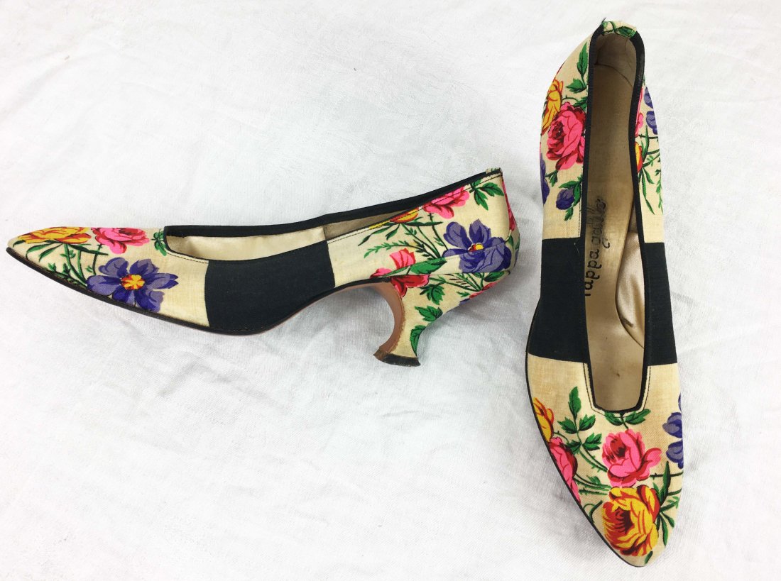1950s Louis Heel Floral Print Pumps: Cute 1950s floral print fabric pumps. Marked 8 1/2. Width 3 inches at outsole.