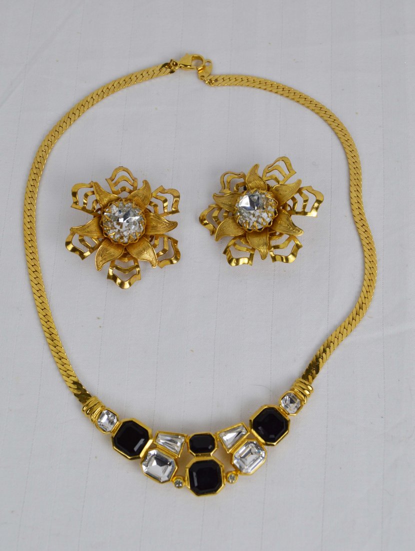 Signed Costume Jewlery Trifari Miriam Haskell: A Trifari necklace together with Miriam Haskell clip earrings. Shipping for this lot is $6.00 USA, $30.00 International. We combine shipping on multiple lots. ZERO% BUYERS PREMIUM ON ALL LOTS! Payment