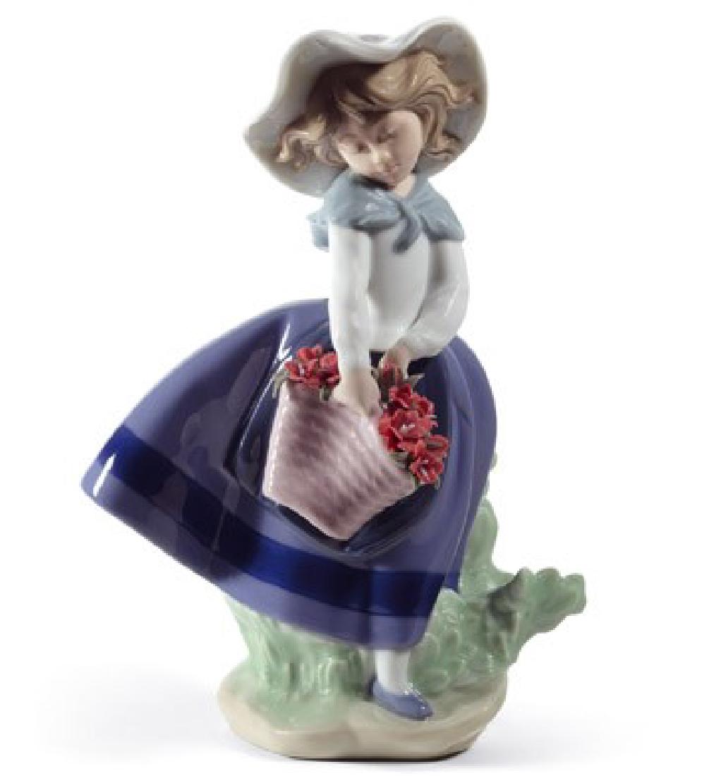 Lladro "Pretty Pickings" Porcelain Figurine #5222 in (1 of 1)