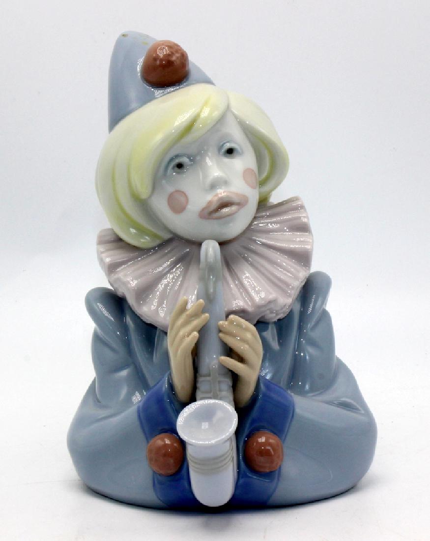 Lladro "Clown with Saxophone" #5586 Porcelain: Lladro "Clown with Saxophone" #5586 Porcelain. 7" high x 5" wide.