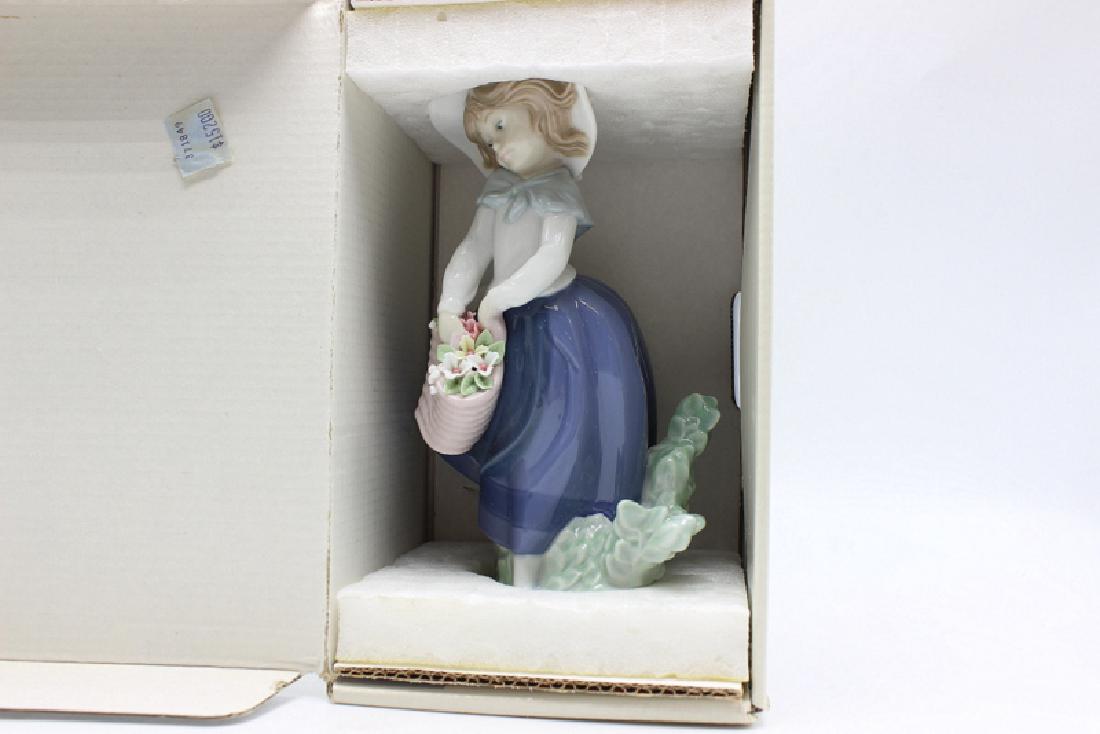 Lladro "Pretty Pickings" Porcelain Figurine #5222 in (1 of 2)