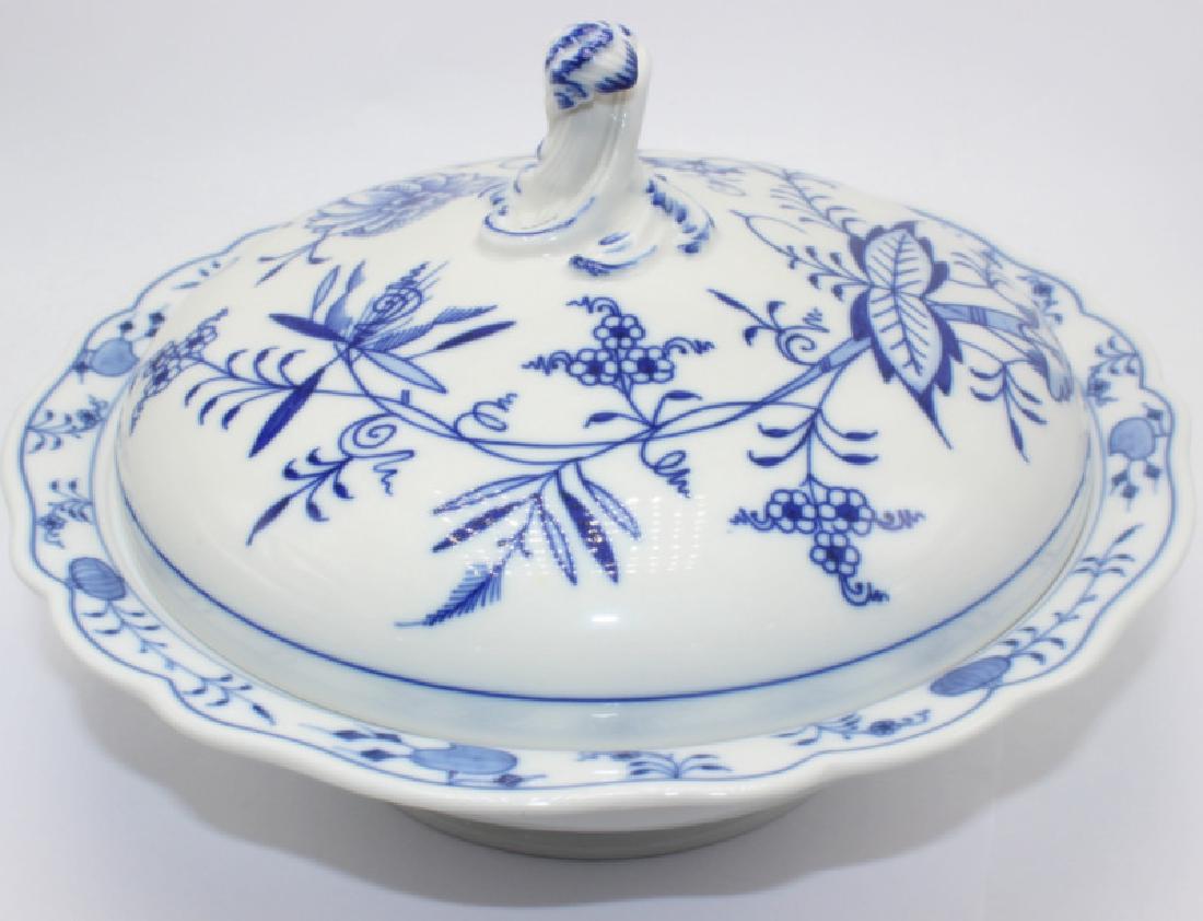 Meissen Blue Onion Round Covered Vegetable Bowl (1 of 1)