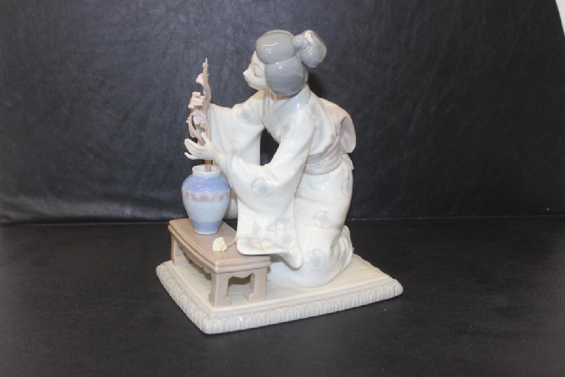 Lladro Figurine Oriental Girl Geisha with Flower (1 of 4)