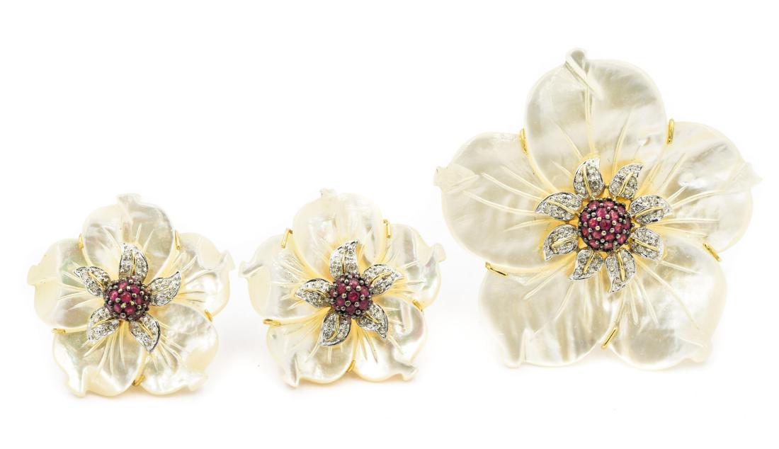 Contemporary Yellow Gold and Mother of Pearl (1 of 5)