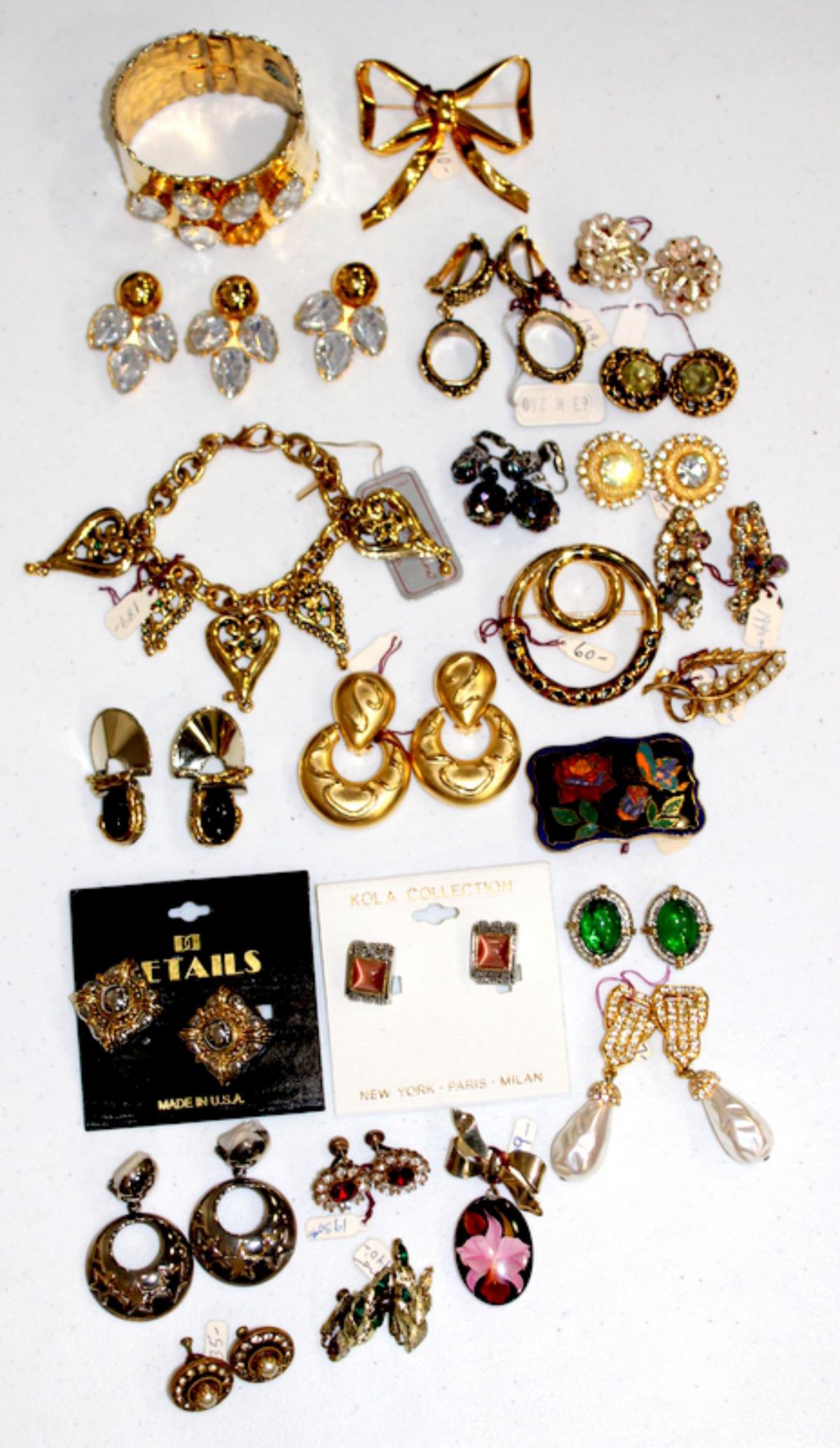 Collection of Brand New Vintage Costume Jewelry: Collection of brand new vintage costume jewelry of 25 pcs includes some designers like Toni Lauren, Gianni de Laguoro, Emmons & Joseph Mazer prices have ticketed retail value from $75-$300
