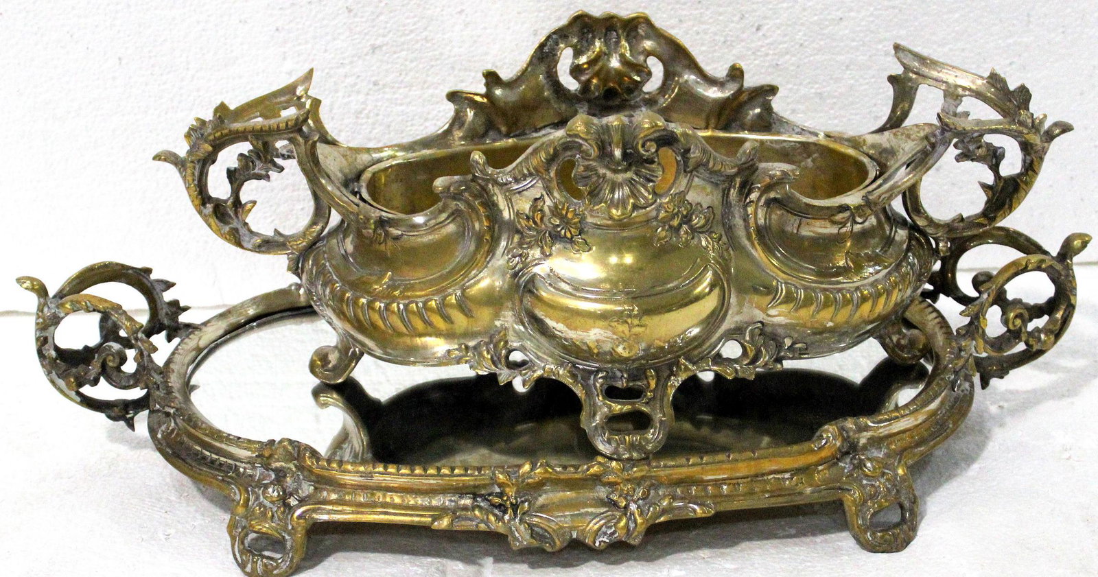 Silver Plate Centerpiece Bowl with Mirror Plateau: Silver plate centerpiece bowl with mirror plateau. Bowl measures 7" x 20", plateau measures 24" x 11"