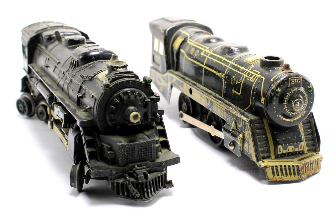 Lot of Toy Trains Set: Lot of trains toy sets includes lioneel locomotive #2037, tin marx locomotive 897, marx 555, refrigerator car marx 556, new york central caboose and American flyer gilbert 31005 New York Central