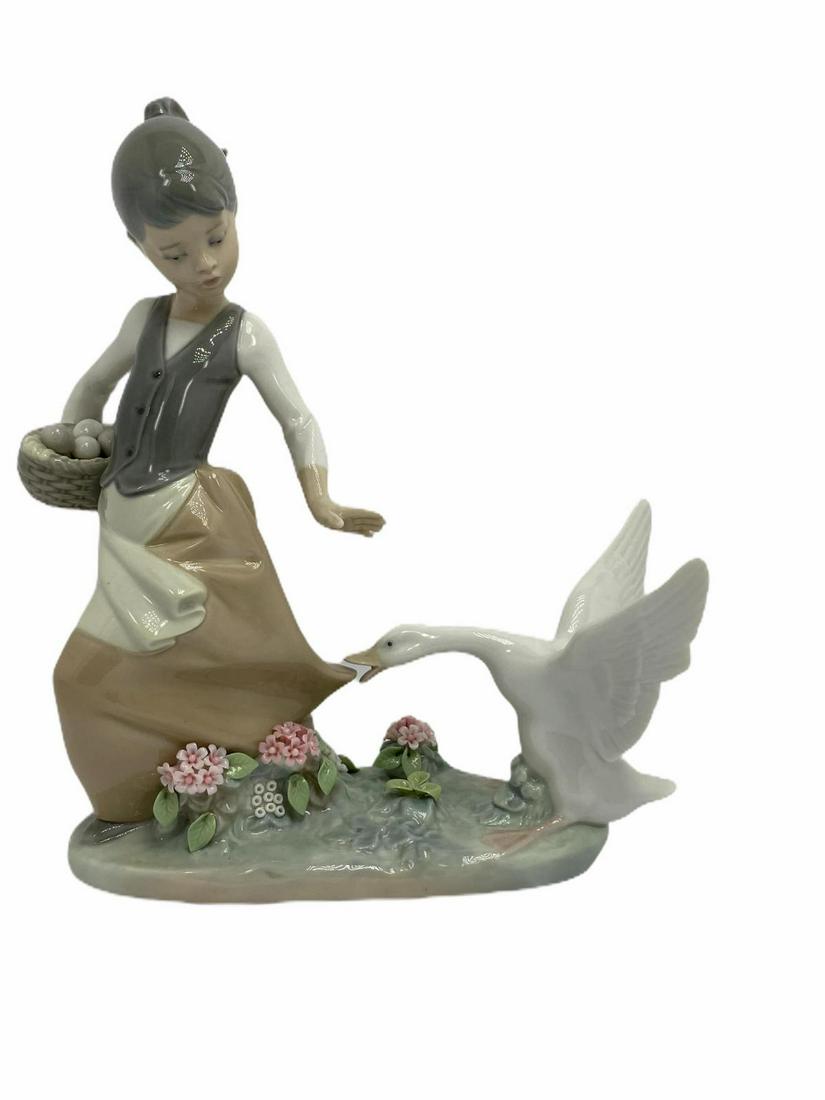 Lladro #1288 Aggressive Goose Figurines: Lladro #1288 aggressive goose figurines measures 8 3/8" x 7"