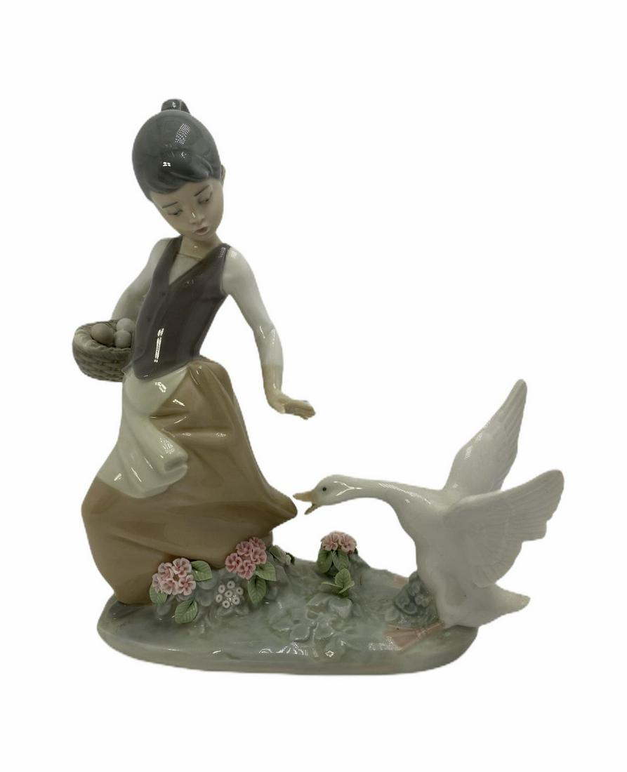 Lladro #1288 Aggressive Goose Porcelain Figurines: Lladro #1288 Aggressive Goose Porcelain Figurines measures 8 3/4" x 7"