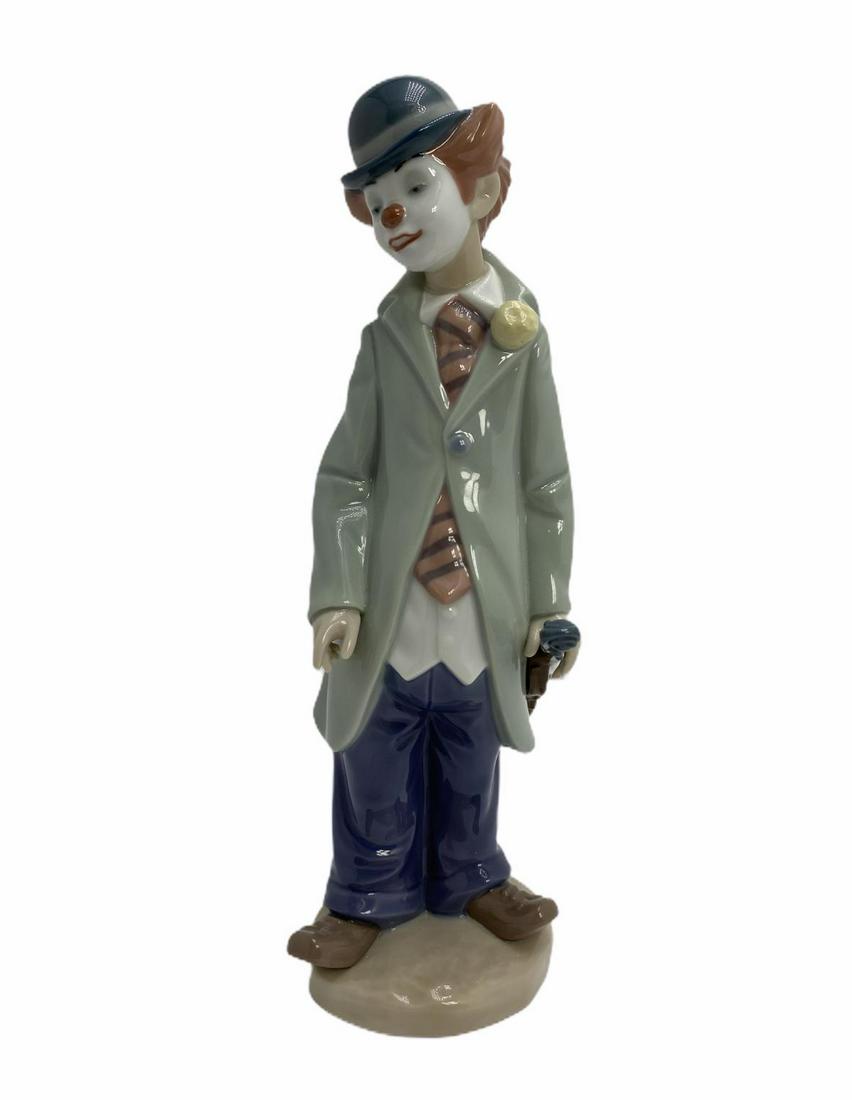 Lladro #5472 Clown with Violin Porcelain Figure: Lladro #5472 Clown with Violin Porcelain Figure measures 9" High
