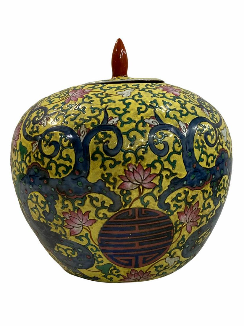Chinese Porcelain Enameled Covered Ginger Jar: Chinese Porcelain Enameled Covered Ginger Jar measures Approx H: 8"