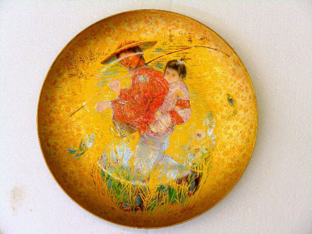 Hibel Limited Edition Collectors Plate: Hibel Limited Edition Collectors Plate. This classic Edna Hibel Collectors Plate is entitled "Mr. Obata" and is part of the Classic Rose collection by The Rosenthal Group. Hand painted in 24 kt. lustr
