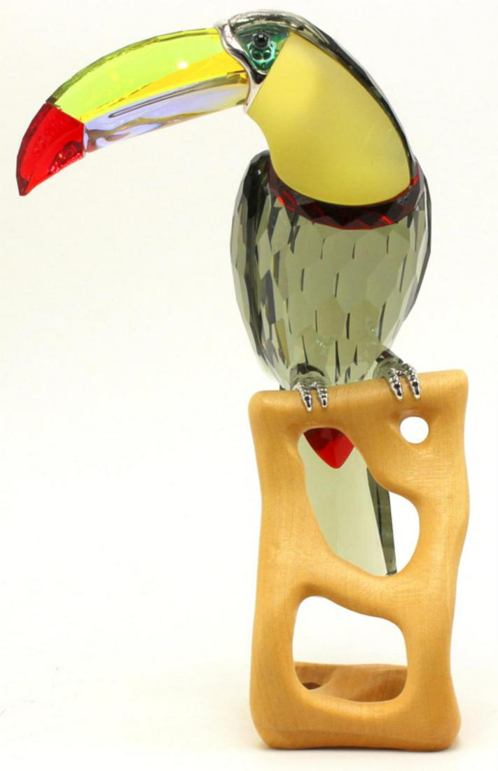 Swarovski Crystal Toucan Black Diamond Figure Perched on a Wood Base with Original Box: Swarovski Crystal Toucan Black Diamond Figure Perched on a Wood Base with Original Box measures H: 8" x W: 3 1/2"