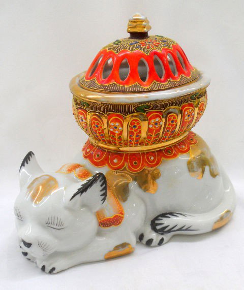Japanese Porcelain Figural Trinket Jewelry Box: Japanese sleeping cat figural trinket jewelry box molded in white porcelain and is hand painted.Measures 6" tall by 7" across and is in very good condition. Shipping Within The Continental US $35 plus
