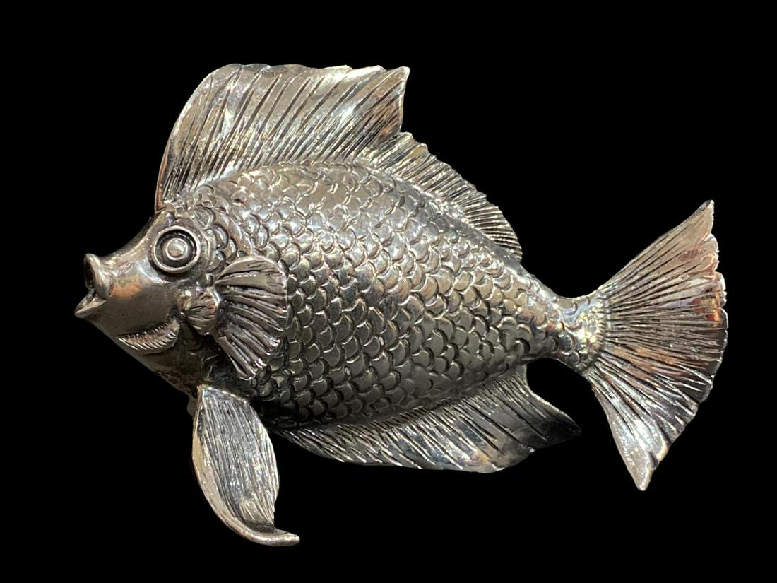 Signed Unusual Buccellati Hand Crafted Figural Angel Fish: Signed Unusual Buccellati Hand Crafted Figural Angel Fish measures 2 1/2" x 1 5/8", weighs 1.75 OZT
