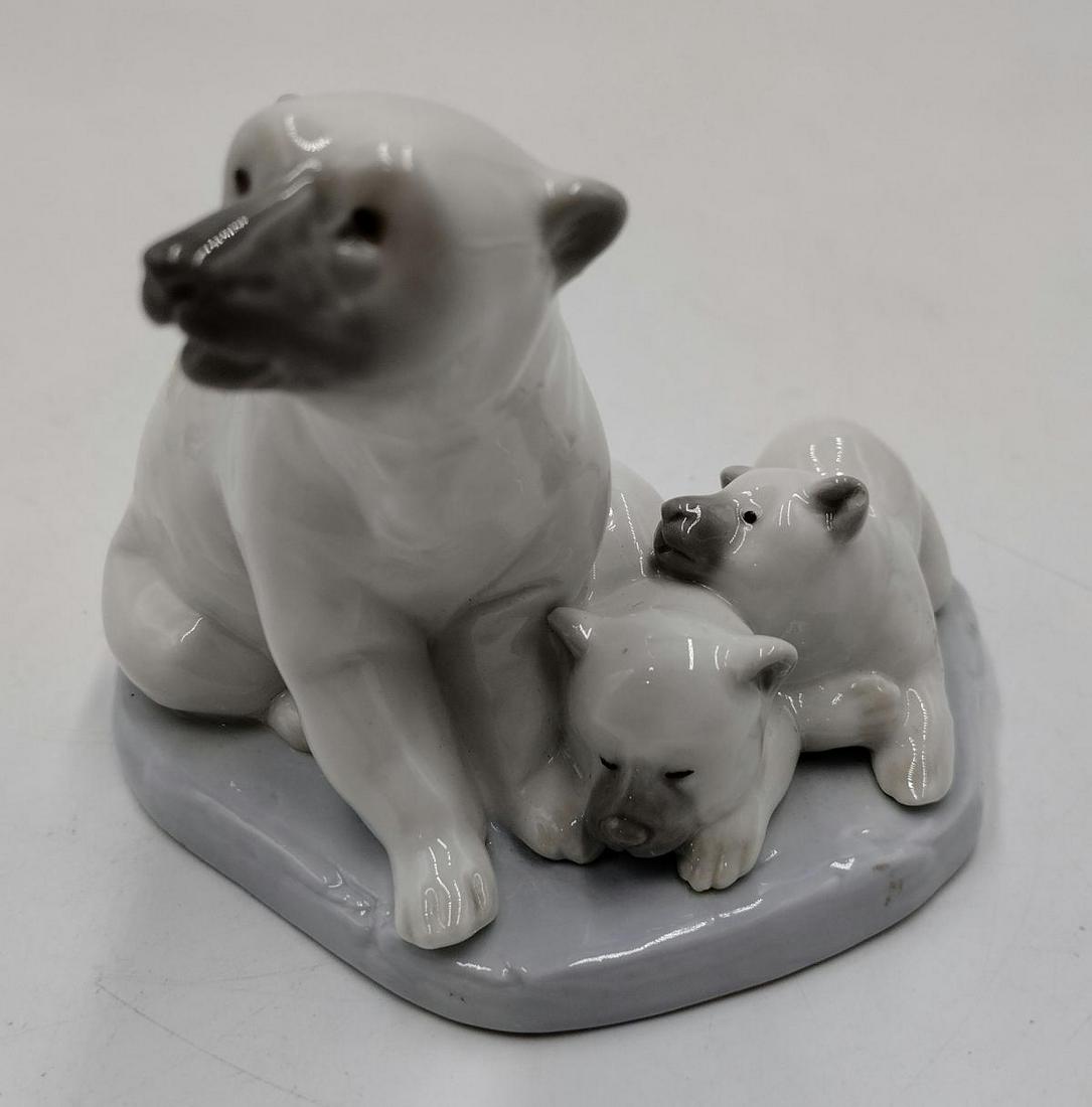 Lladro #5434 Mini Polar Bear Figurines Spain Porcelain: Lladro #5434 Mini Polar Bear Figurines Spain Porcelain measures H: 3 3/4"