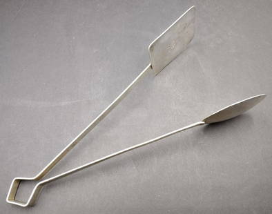 M.R.R. Perlita Taxco Mexican Sterling Silver Toast Tongs: Vintage M.R.R. Perlita Taxco, Mexico sterling silver toast / bread tongs having a mid century modernist design. Measures approx. 10 1/2" length. Total weight approx. 4.65ozt.