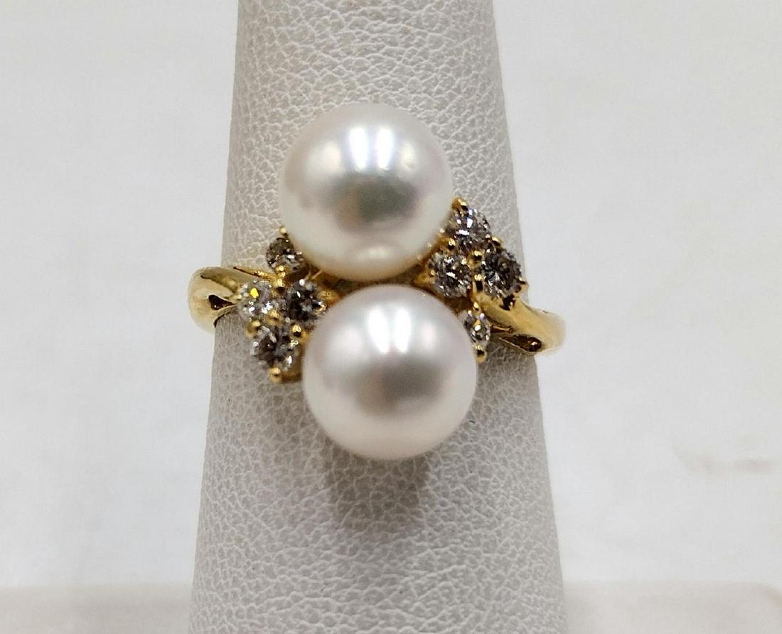 Women's Estate 18K 7.9MM Pearl & Diamond Yellow Gold Ring: Lovely women's estate 18k yellow gold ring featuring two genuine white pearls approx. 7.9mm accented with genuine diamonds approx. 0.40ctw. Total weight approx. 4.2 grams. Ring size approx. 6.