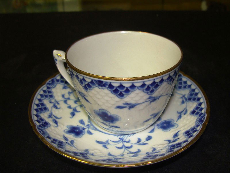 28 pc. Royal Copenhagen Full Lace Tea Cup & Saucers: Royal Copenhagen blue lace 14 tea cup and saucers. Beautiful blue and white pattern with gilt trimming. Royal Copenhagen backstamp. All in excellent condition. Measures, saucers - 5 7/8" diameter, cup