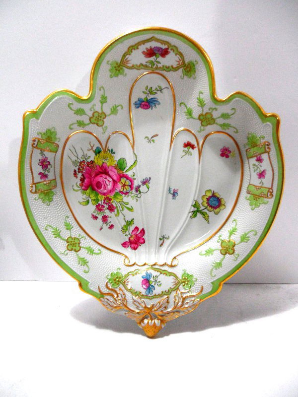 Spode for T. Goode & Co. Set of 4 Porcelain Plate: A set of four Spode for T. Goode & Co. porcelain plates. The plates are crafted in a leaf shape and hand painted. The rim and foot of each plate is gilded. Flowers in green and pink decorate the surfa