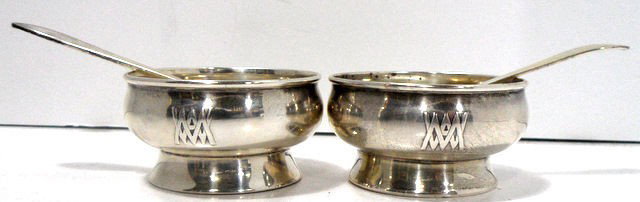 Tiffany & Co. Sterling Salt Cellars Pair: Gorgeous pair of Tiffany & Co sterling silver salt cellars. The spoons and salt cellars are fully hallmarked and marked sterling and numbered. This pair of salt cellars would make a great addition to 