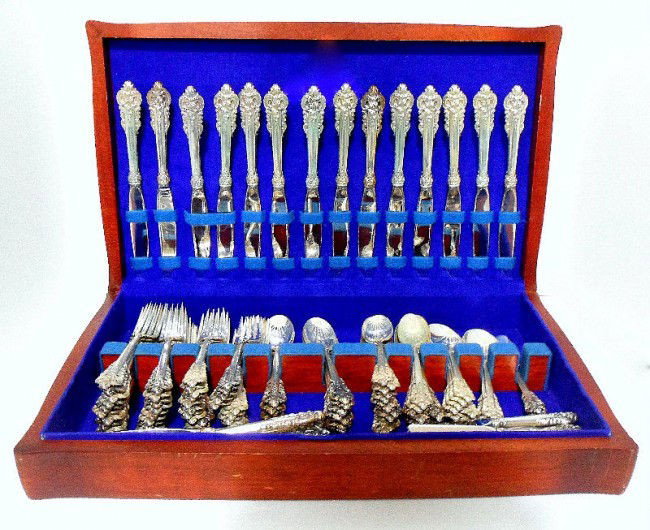 Wallace Sterling Grande Baroque Flatware (129): Wallace sterling silver Grand Baroque flatware set. This 129 piece set includes 21 forks, 21 knives, 21 salad forks, 21 teaspoons, 12 place spoons, 12 cream soup spoons, 2 flat butter knives, 11 hollo